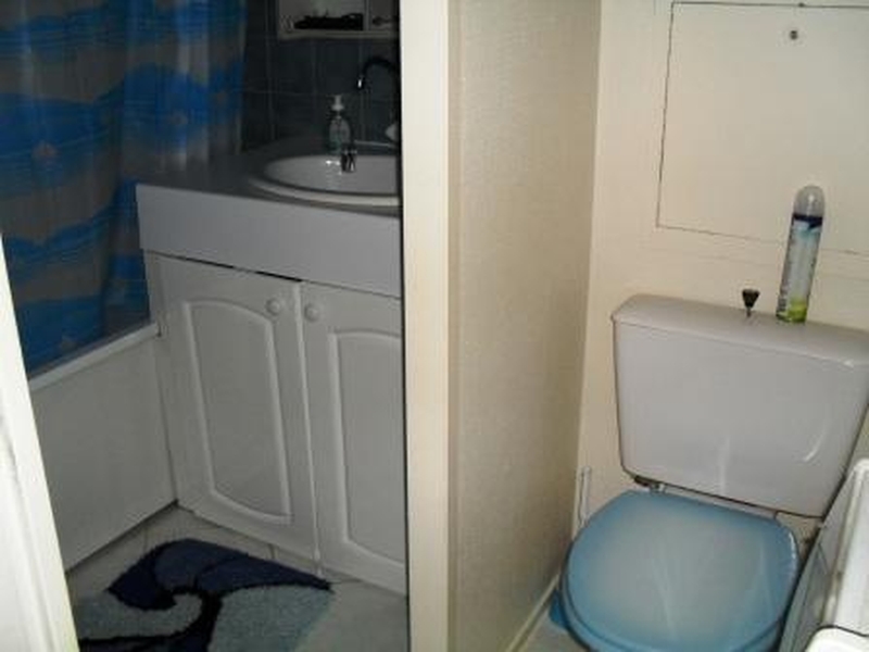 Salle de bains avec wc